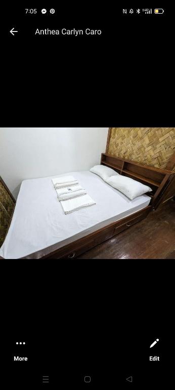 - une photo d'un lit avec des draps et des oreillers blancs dans l'établissement Over looking holiday home, à Port Barton