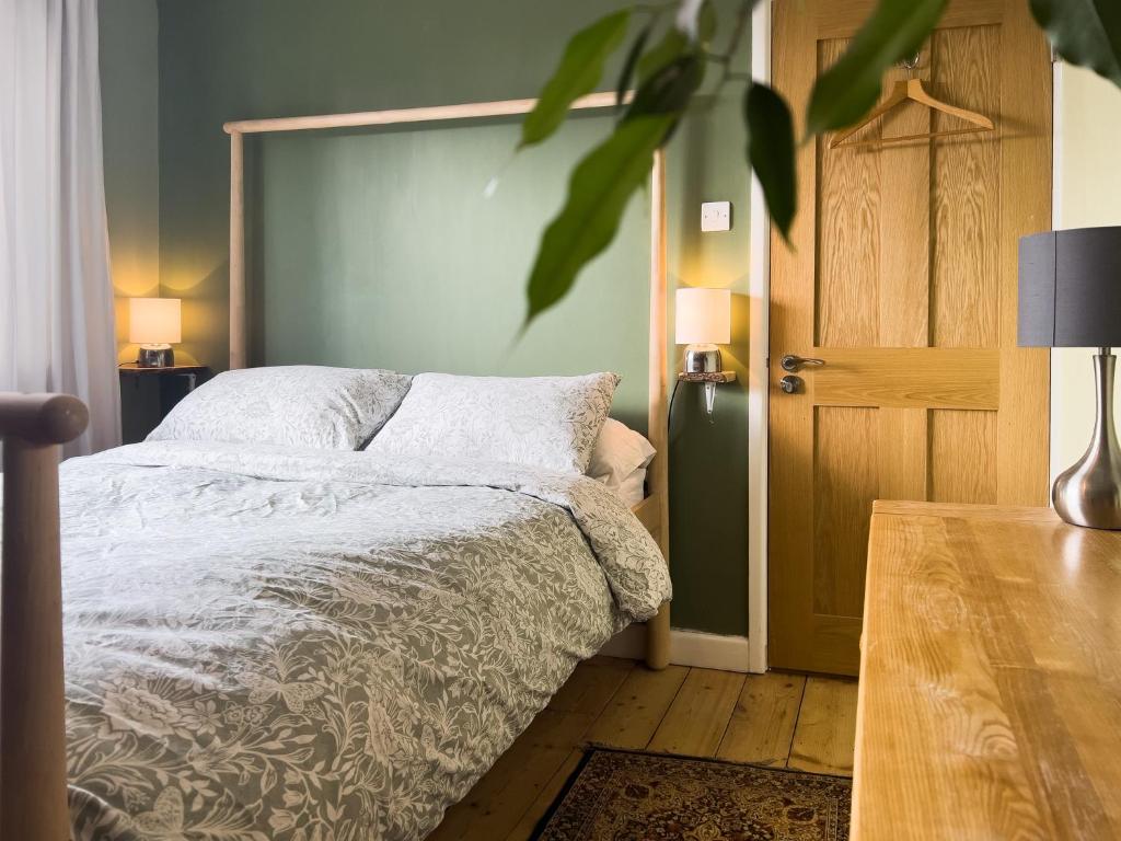 Green Room with Garden at The Retreat, Warminster (updated prices 2024)