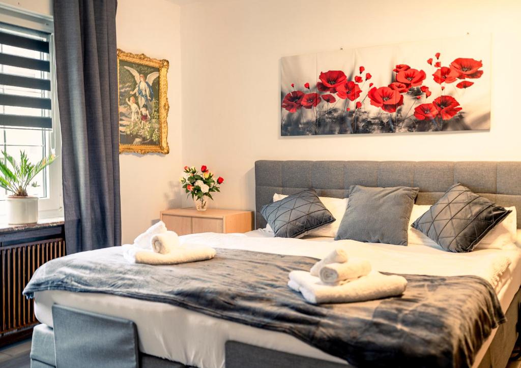 sypialnia z łóżkiem z ręcznikami w obiekcie TRUTH für 5 - King Size Betten, Kamin, Garten, XXL Couch, Smart-TV w Dortmundzie