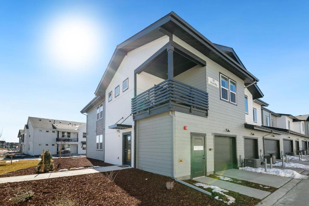 551 Vicot Way - Housity