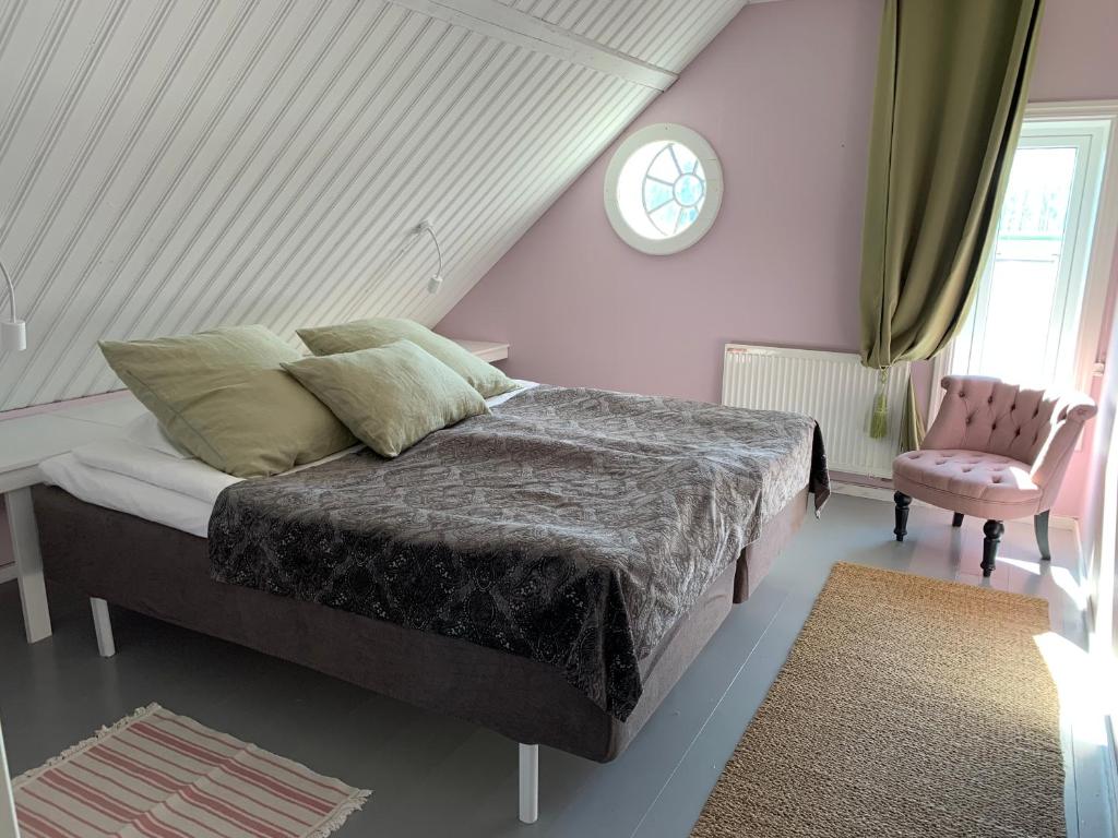 Tempat tidur dalam kamar di Strandbadsgården B&B