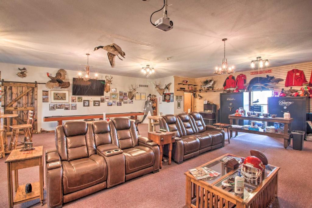 - un salon avec des fauteuils en cuir et une télévision dans l'établissement Pheasant Game Farm Missouri Vacation Rental!, 