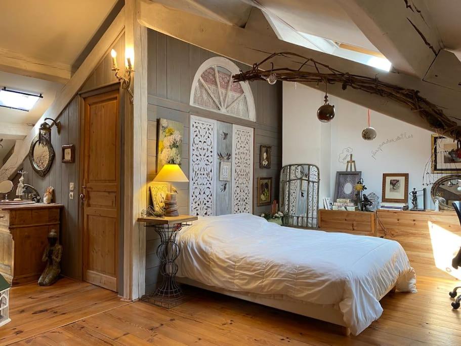 Poste&#x13E; alebo postele v izbe v ubytovan&iacute; Cottage chaleureux avec piscine priv&eacute;e