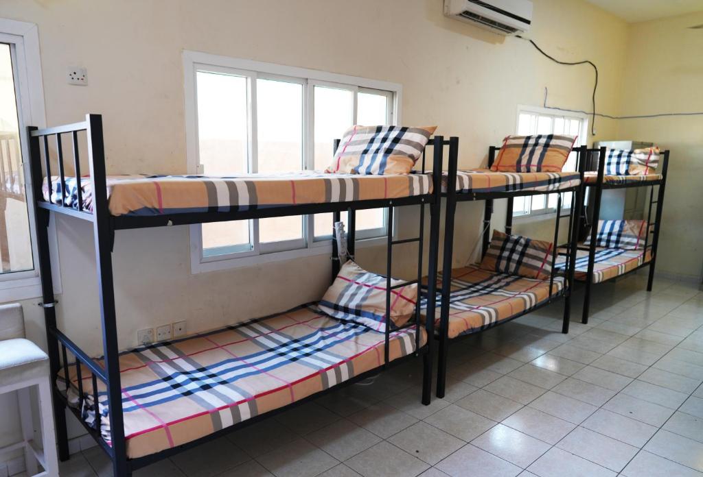 ein paar Etagenbetten in einem Zimmer in der Unterkunft Topstay Boys Hostel & Furnished Holiday Home in Dubai
