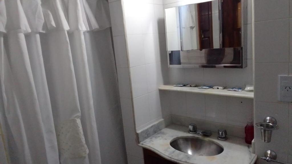 y baño con lavabo y espejo. en Torre Central en San Salvador de Jujuy