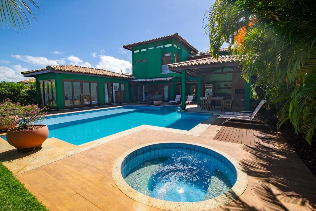 uma piscina em frente a uma casa em Quintas de Sauípe - Casa K06 na Costa do Sauípe