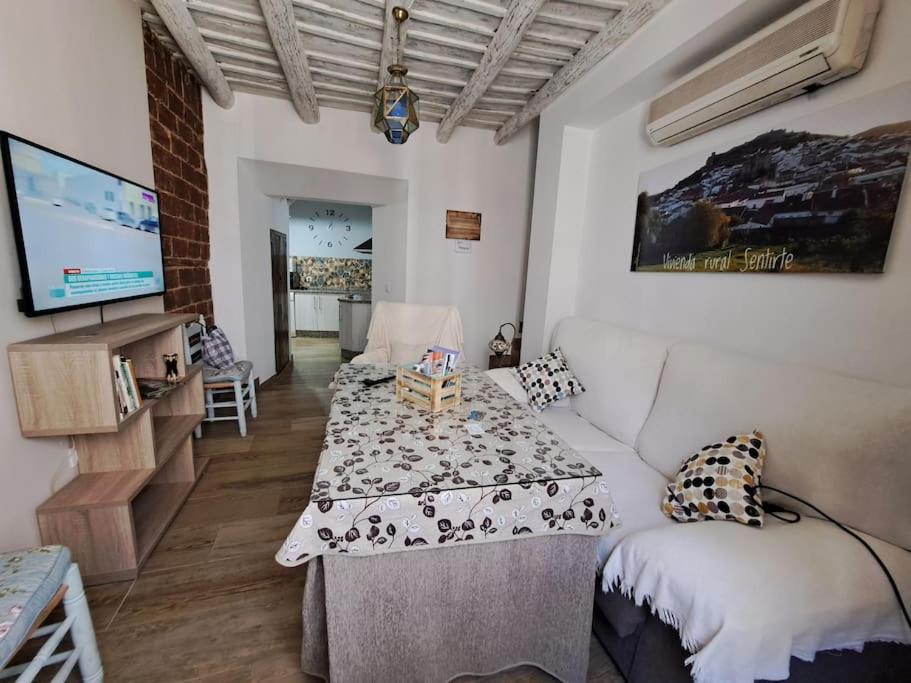 Televízia a/alebo spoločenská miestnosť v ubytovaní Vivienda Rural Sentirte 2 Centro de Aracena