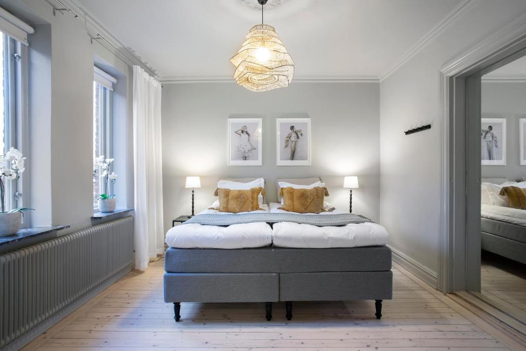 1 dormitorio con cama y lámpara de araña en WOW, Föreningsgatan 9 en Gotemburgo
