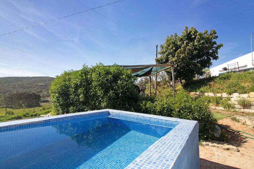 een zwembad voor een huis bij Casa Tibagota in São Brás de Alportel