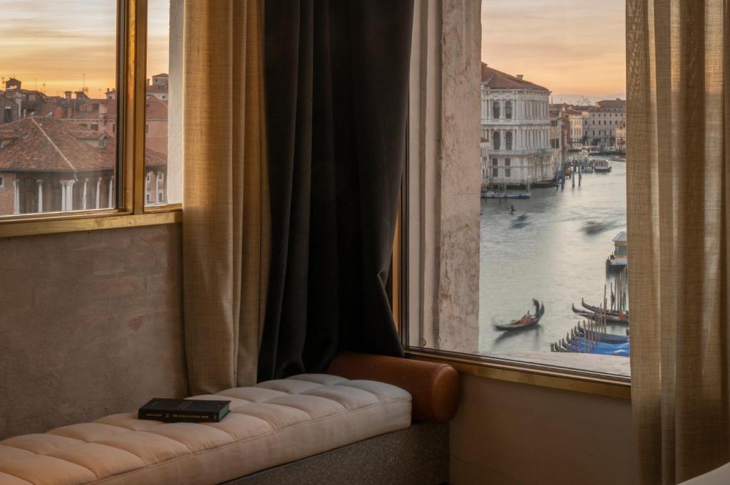 Výhled na řeku, která protéká v blízkosti hotelu