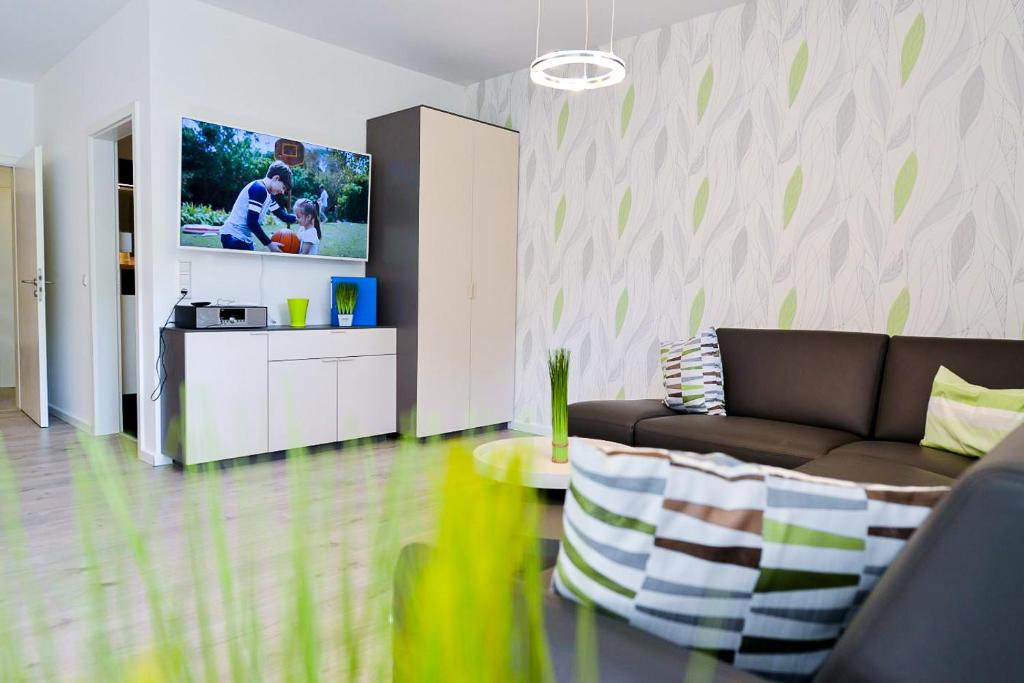 sala de estar con sofá y TV en Haus Frauenpreiss F504, en Cuxhaven
