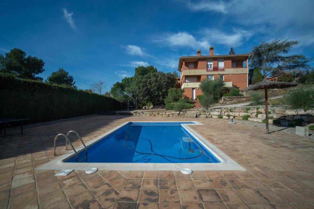 una piscina frente a una casa en Apartamento a 3 Kms. de IGUALADA, en Santa Maragarida de Montbui