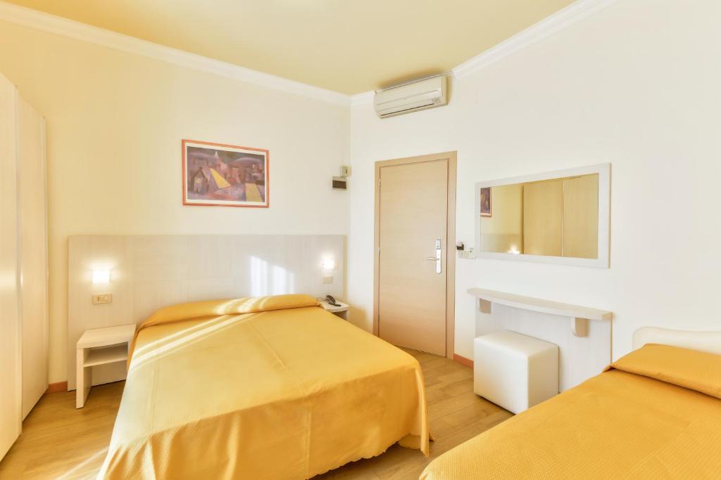 Łóżko lub łóżka w pokoju w obiekcie Hotel Corinna