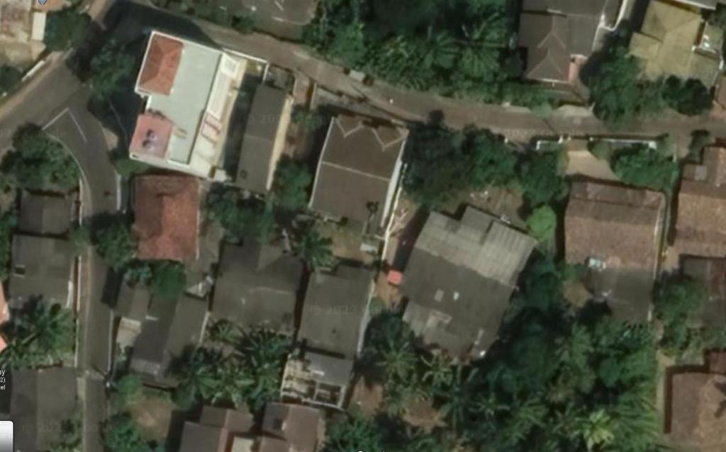 una vista aérea de un patio con casas y árboles en Villa 5, en Ambalangoda
