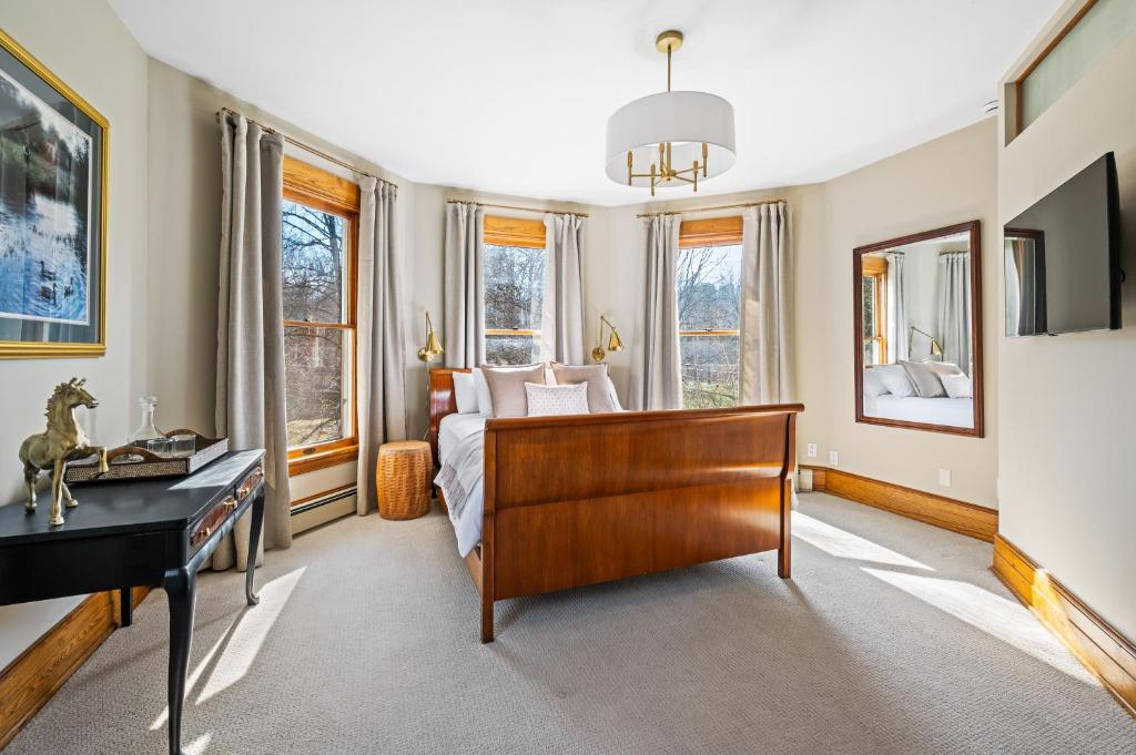 a bedroom with a bed and a desk at Stratton Creek Inn 