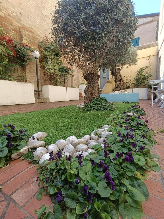 A garden outside B&B La Chicca