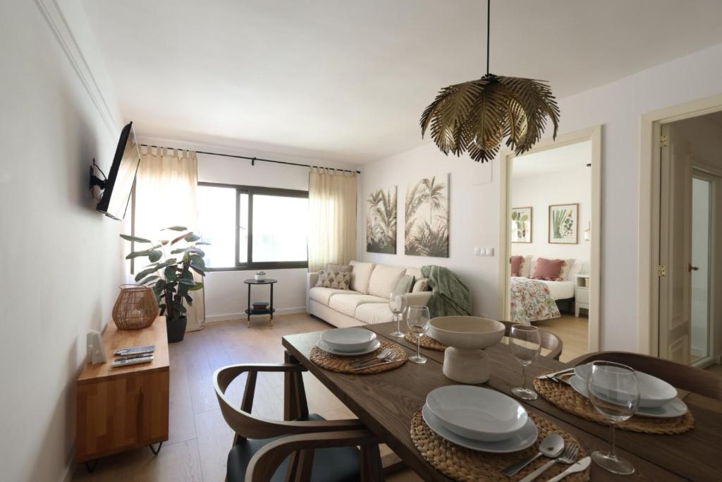 FLORIT FLATS - The Apolo Apartment في فالنسيا: غرفة طعام وغرفة معيشة مع طاولة وكراسي