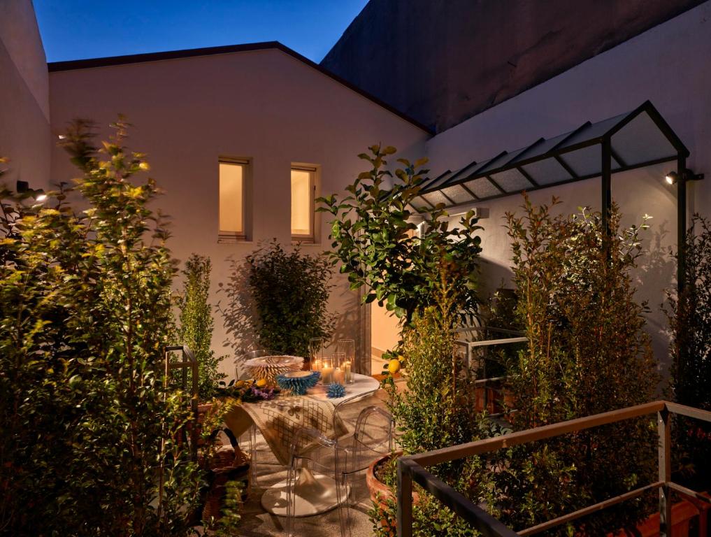 een patio met een tafel en een aantal planten bij Right House - Indipendent in Characteristic Marina District in Cagliari