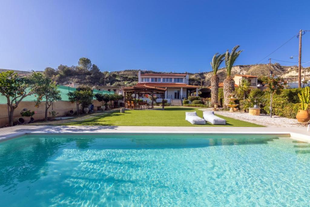 Luxury Garden Villa with private pool, Foinikiá (updated prices 2024)