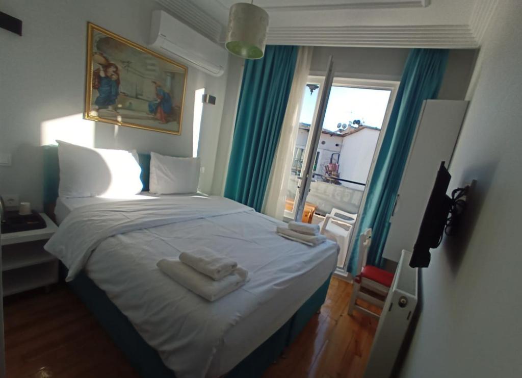 Postel nebo postele na pokoji v ubytování Buyukada Cinar Hotel