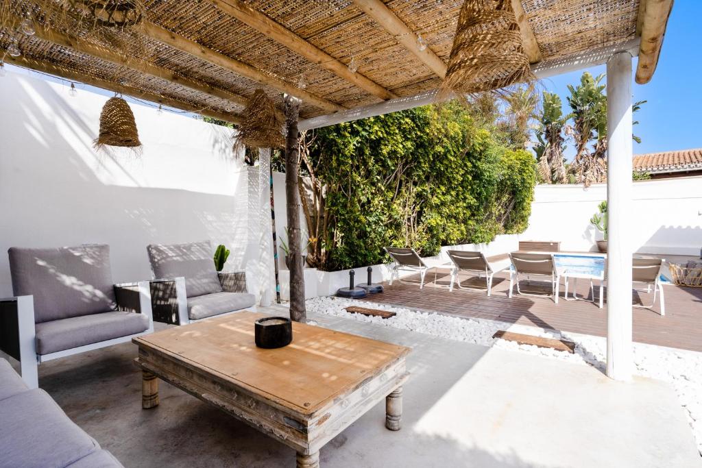 Villa Madrugada, beachside villa in Costabella في مربلة: فناء في الهواء الطلق مع طاولة وكراسي