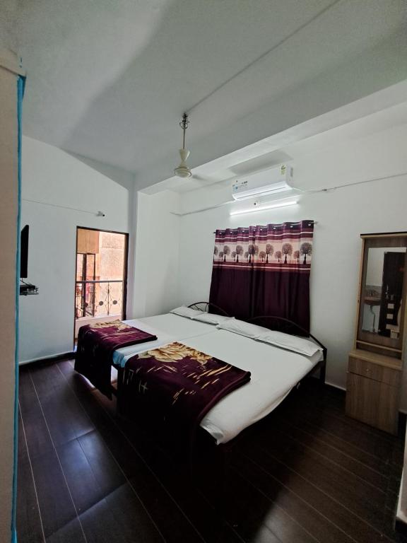 um quarto com uma cama grande e uma janela em Goldan palece em Trimbak