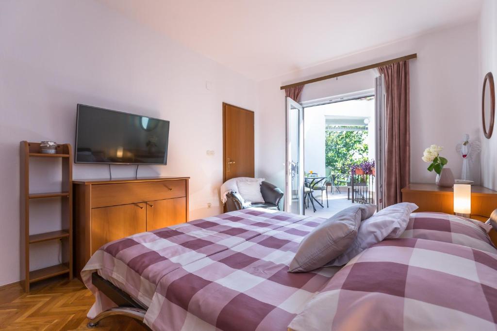 Postel nebo postele na pokoji v ubytování Apartmani Lovrenco