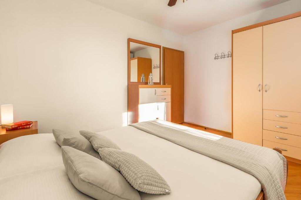 Postel nebo postele na pokoji v ubytování Apartmani Lovrenco