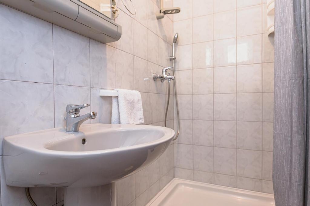 Koupelna v ubytování Apartmani Lovrenco