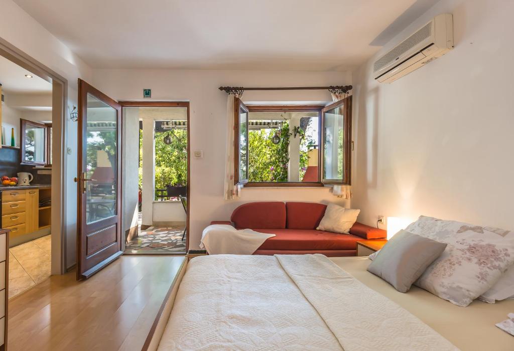 Postel nebo postele na pokoji v ubytování Apartmani Lovrenco