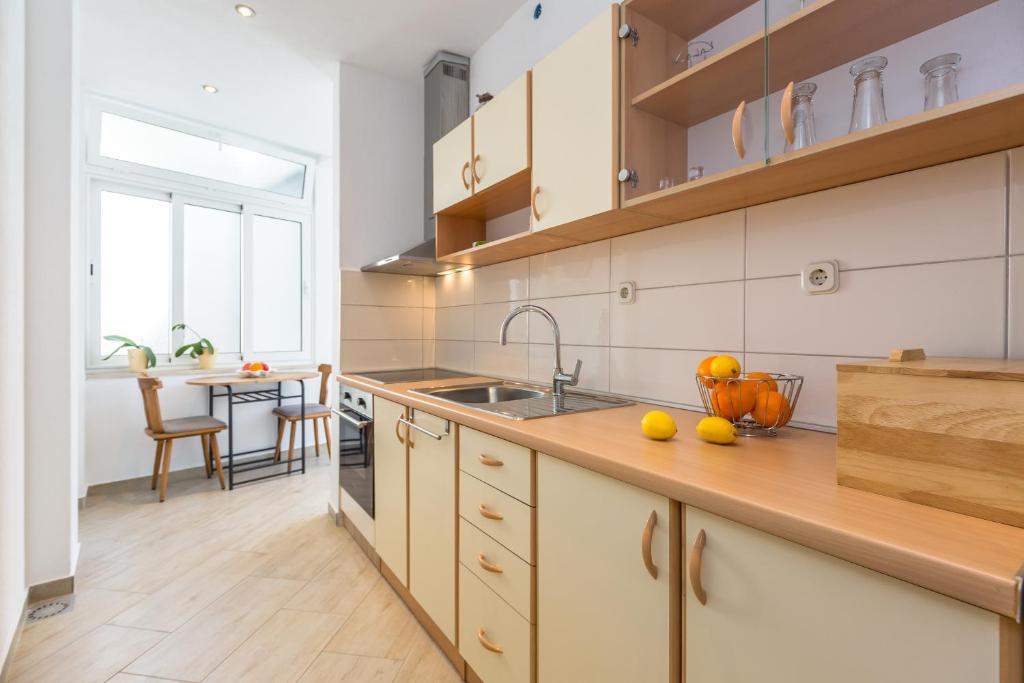 Kuchyň nebo kuchyňský kout v ubytování Apartmani Lovrenco