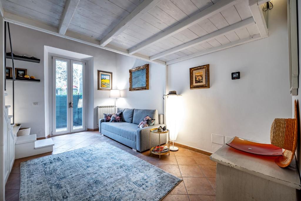 een woonkamer met een blauwe bank en een tapijt bij YID Masaccio in Florence