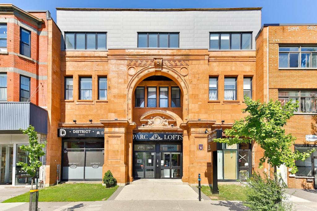 un edificio de ladrillo con entrada a una tienda en Parc Avenue Residences Mile End, en Montreal