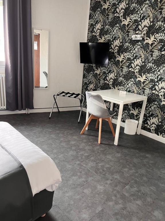 TV a/nebo společenská místnost v ubytování Hotel Alpes Cevennes