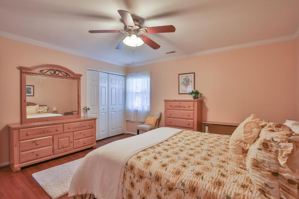 Purcellville Home - Triple Room