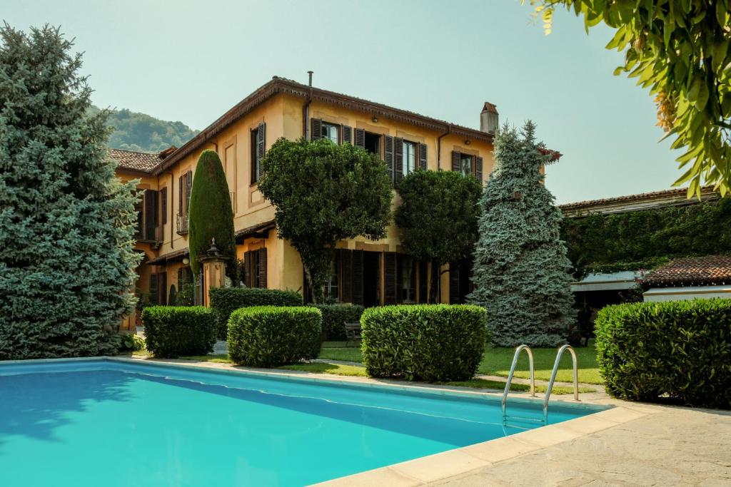 a house with a swimming pool in front of it at Wirnica in Garlate