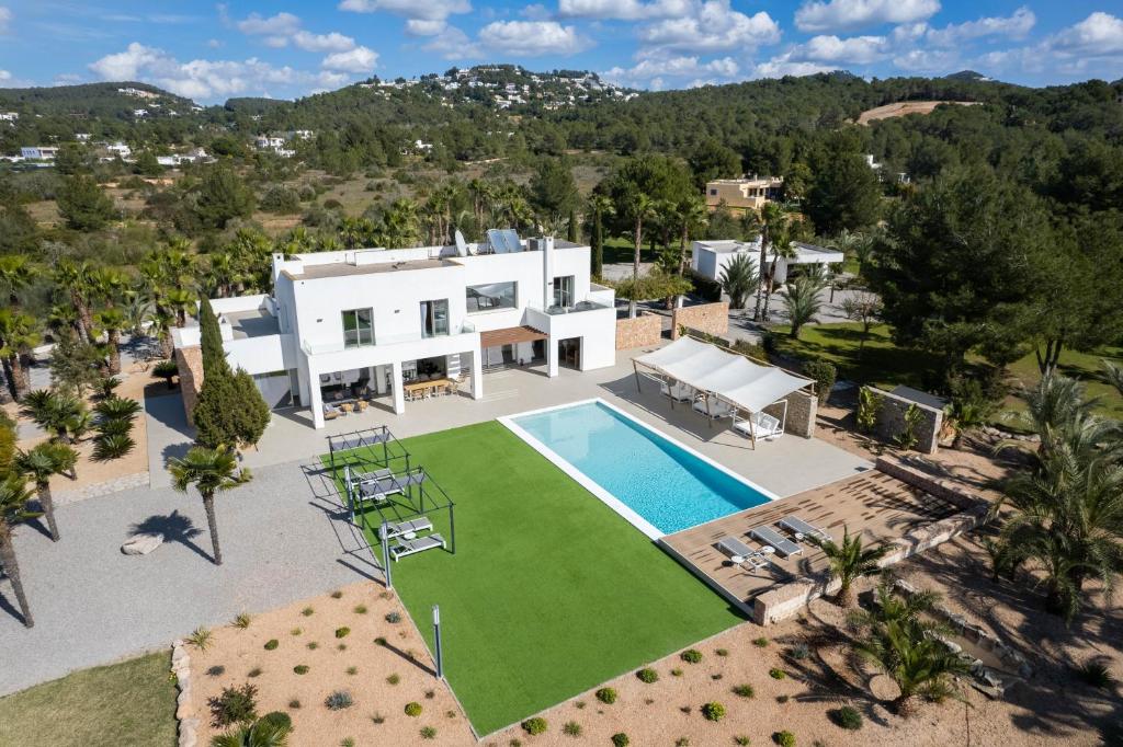Can Furnet的住宿－Es Maiols Casa A，享有带游泳池的别墅的空中景致
