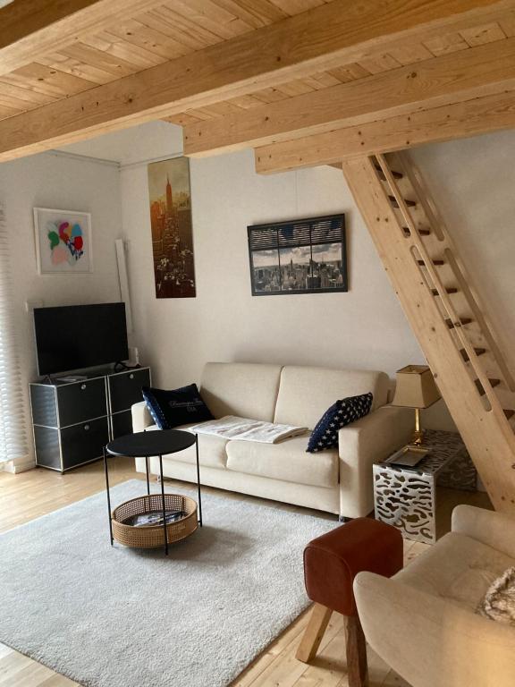 Ruhig und Zentral في فريدبرغ: غرفة معيشة مع أريكة وطاولة