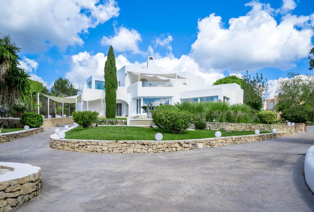 Booking.com: CAN FLOWERS VILLA , Cala Llonga, Spanje . Boek ...