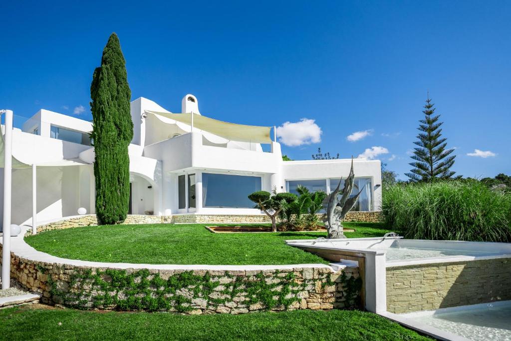 CAN FLOWERS VILLA, Cala Llonga, Spain - Booking.com