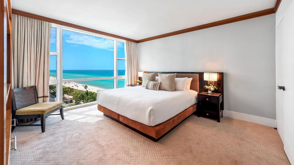 Habitación de hotel con cama y ventana grande en 1 Bedroom Private Residence at Carillon Miami Resort -911, en Miami Beach