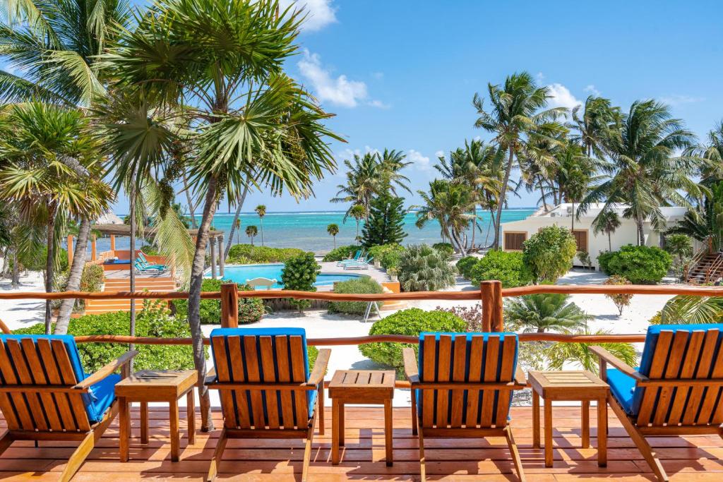 d'une terrasse avec des chaises et une vue sur la plage. dans l'établissement La Perla del Caribe - Villa Pearl, à San Pedro