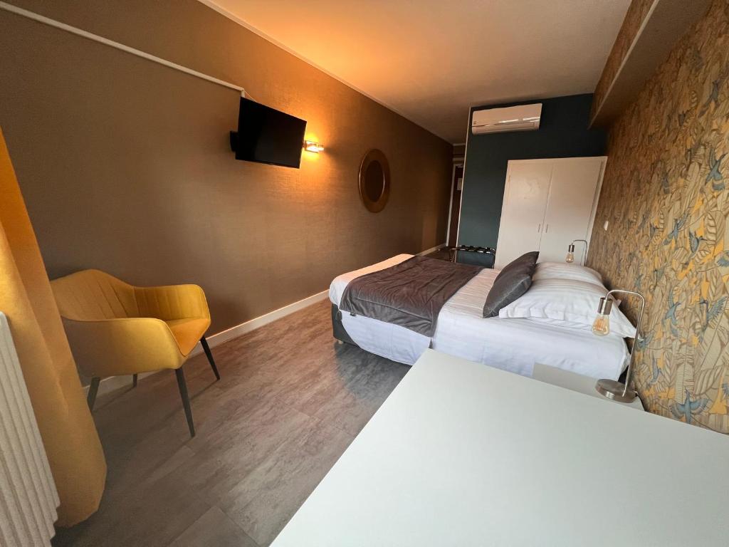 Postel nebo postele na pokoji v ubytování Hotel Alpes Cevennes