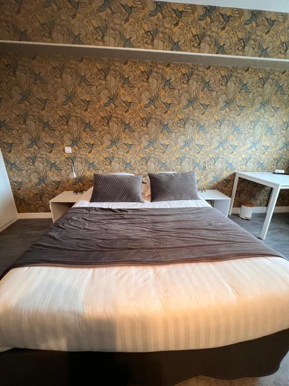 Postel nebo postele na pokoji v ubytování Hotel Alpes Cevennes