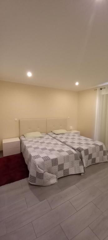 - une chambre avec un grand lit dans l'établissement Rocha Apartment Plus, à Portimão