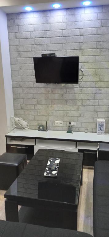 TV a/nebo společenská místnost v ubytování Apartments Lezzet