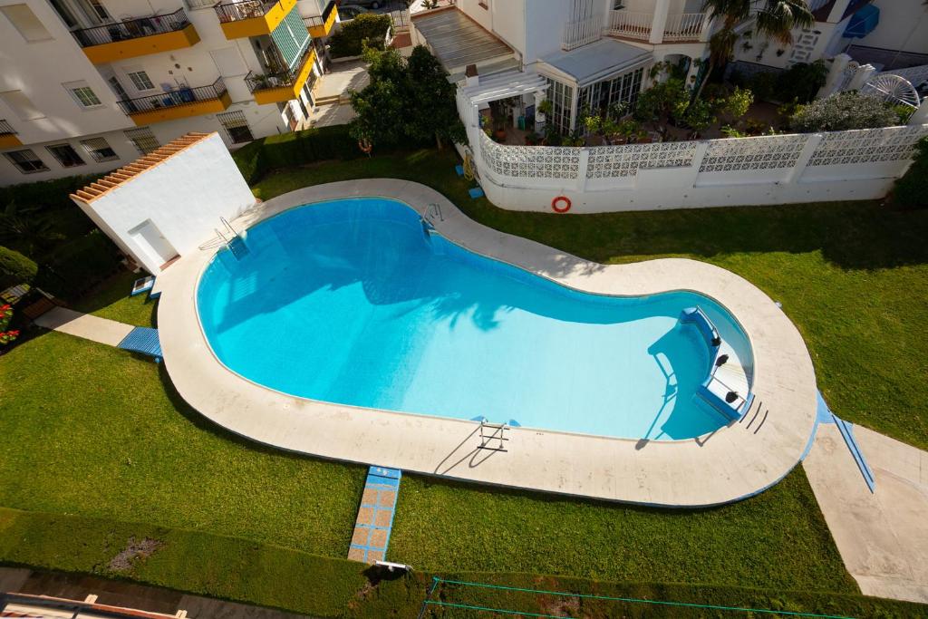 widok na basen w ogrodzie w obiekcie Edf Albaida II 2D - Eurosur w mieście Nerja