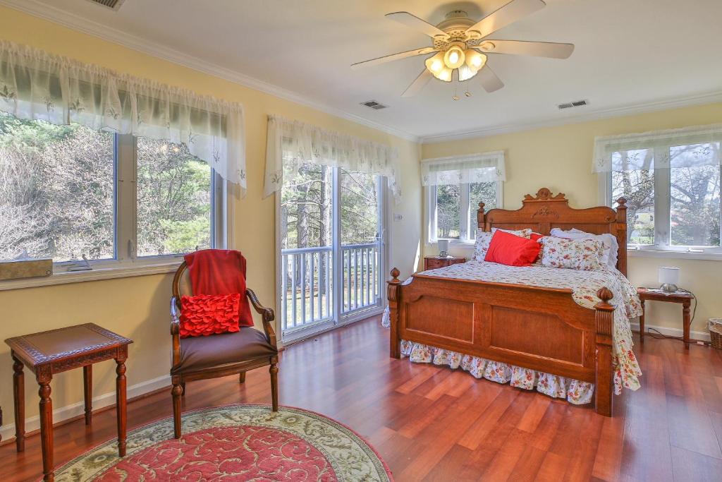 Purcellville Home - Triple Room With Balcony