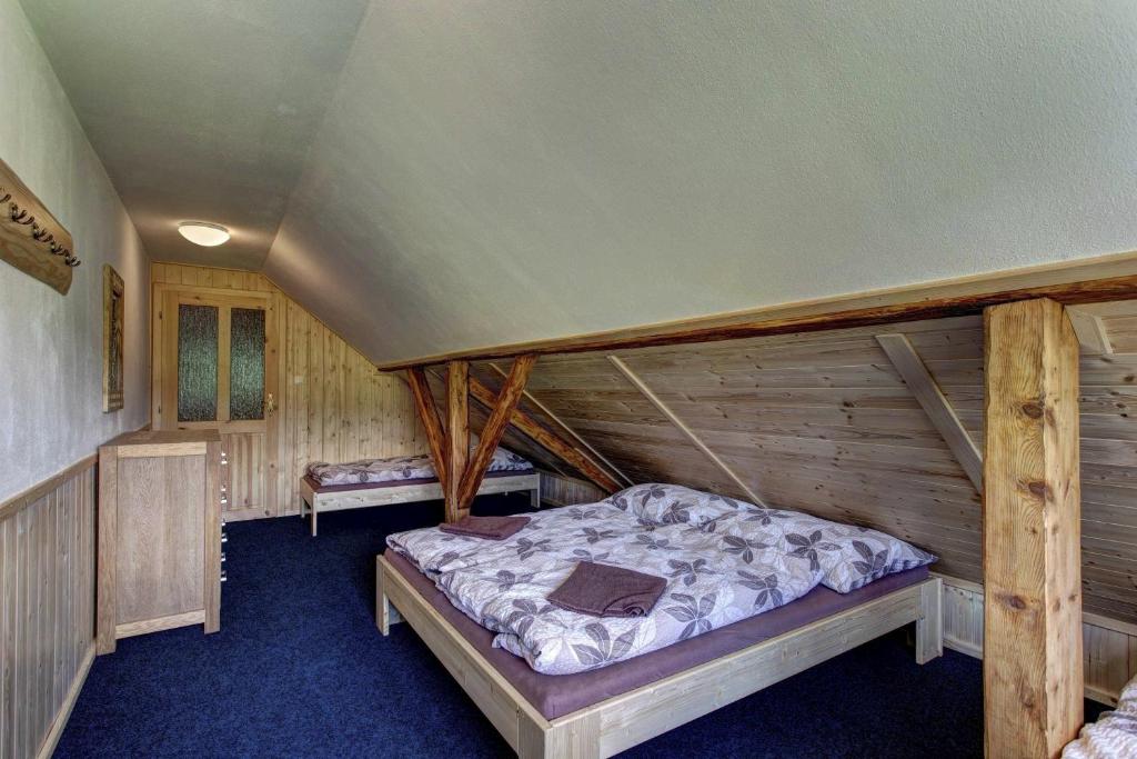 Letto o letti in una camera di Šumavská Chata