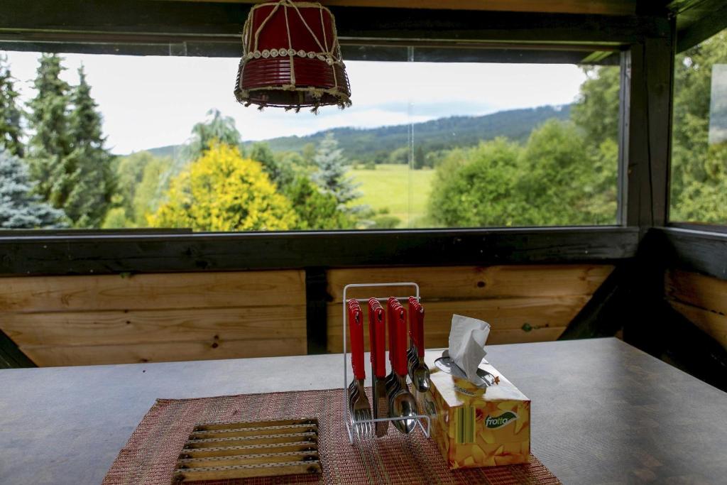 Vista generica sulle montagne o vista sulle montagne dall'interno della casa vacanze